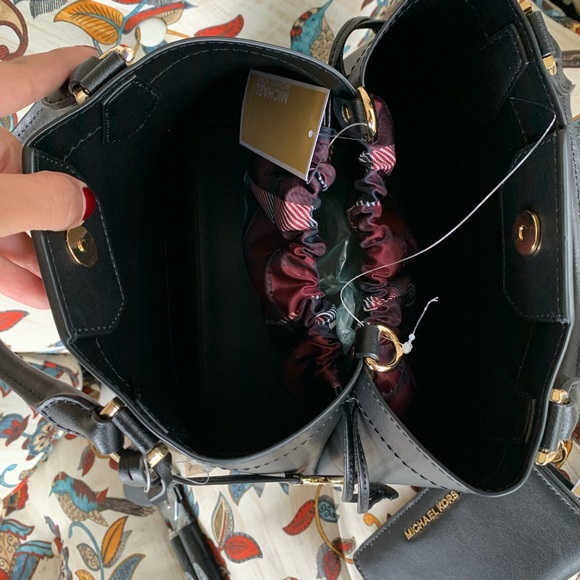New MK black Satchel/ crossbody 🖤 - Picture 6 of 7
